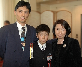 左より布施さん、田中堯くん、お母さんの田中千織さん (写真提供:くもん出版)