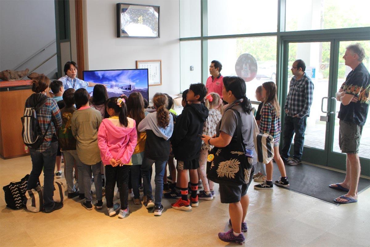 Students of De Silva Elementary School Visit the Base Facility of the Subaru Telescope Figure