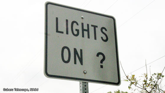 サドルロード：道路標識”LIGHTS ON?”