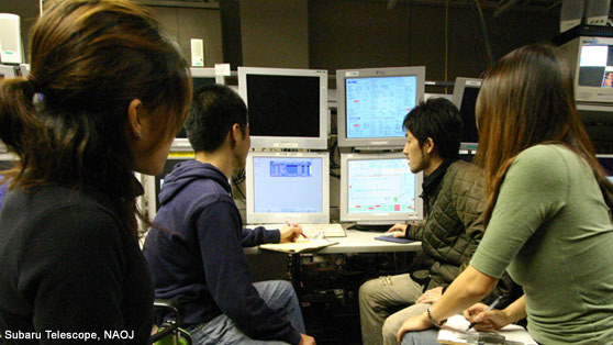 すばる望遠鏡観測室内での観測の様子