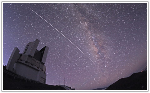すばる望遠鏡の上空を通過する国際宇宙ステーション