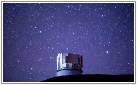 すばる望遠鏡と北の空に輝く星たち